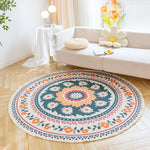 Tapis rond multicolore avec des motifs floraux ornementaux posé sur un parquet dans un salon lumineux.