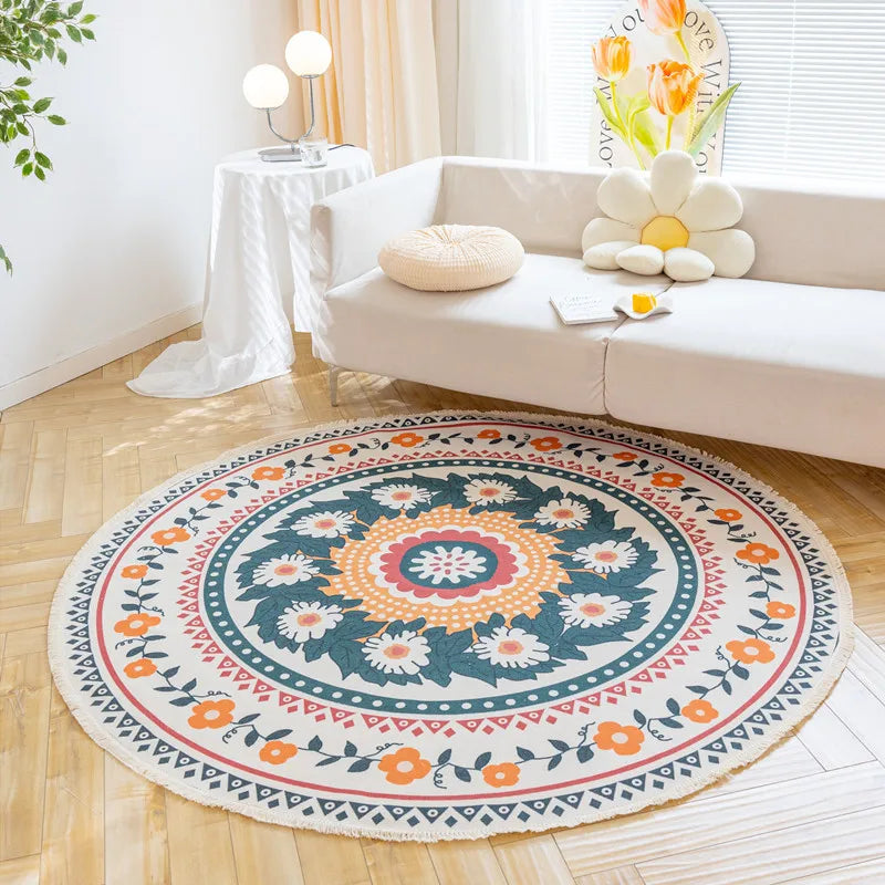 Tapis rond multicolore avec des motifs floraux ornementaux posé sur un parquet dans un salon lumineux.