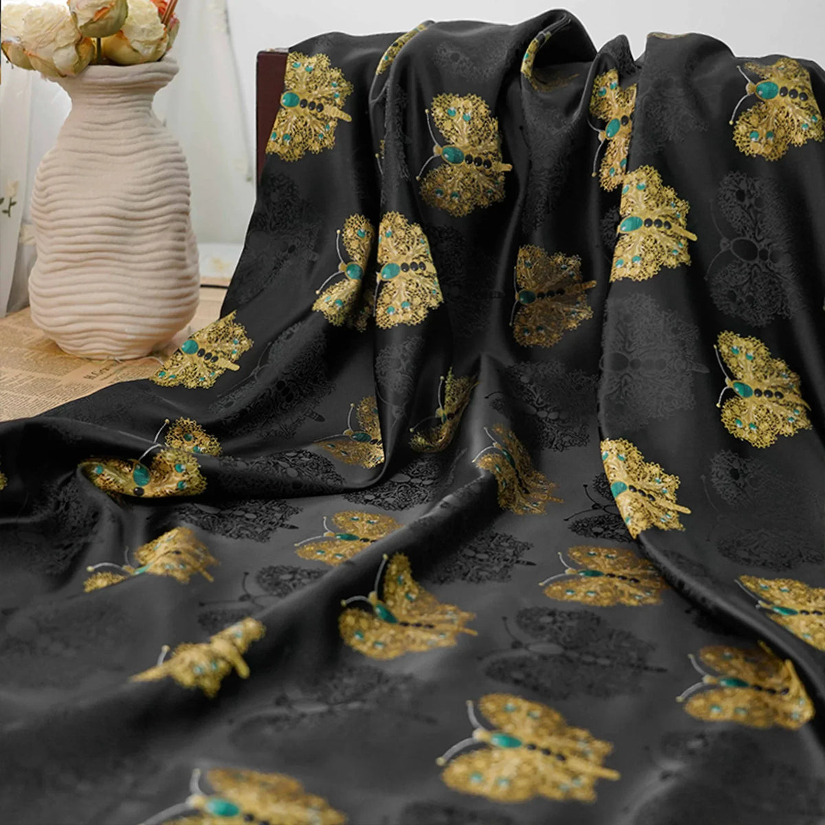 tissu brocart jacquard papillons noirs or turquoises brillants luxueux coudre 160cm