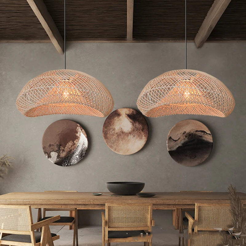 Détail du tissage artisanal de la lampe en rotin orange