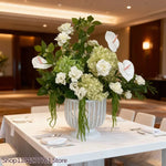 décoration mariage arrangement floral roses blanches hortensias verts anthuriums feuillage dense élégant romantiqueextérieur