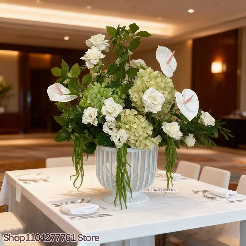 décoration mariage arrangement floral roses blanches hortensias verts anthuriums feuillage dense élégant romantiqueextérieur