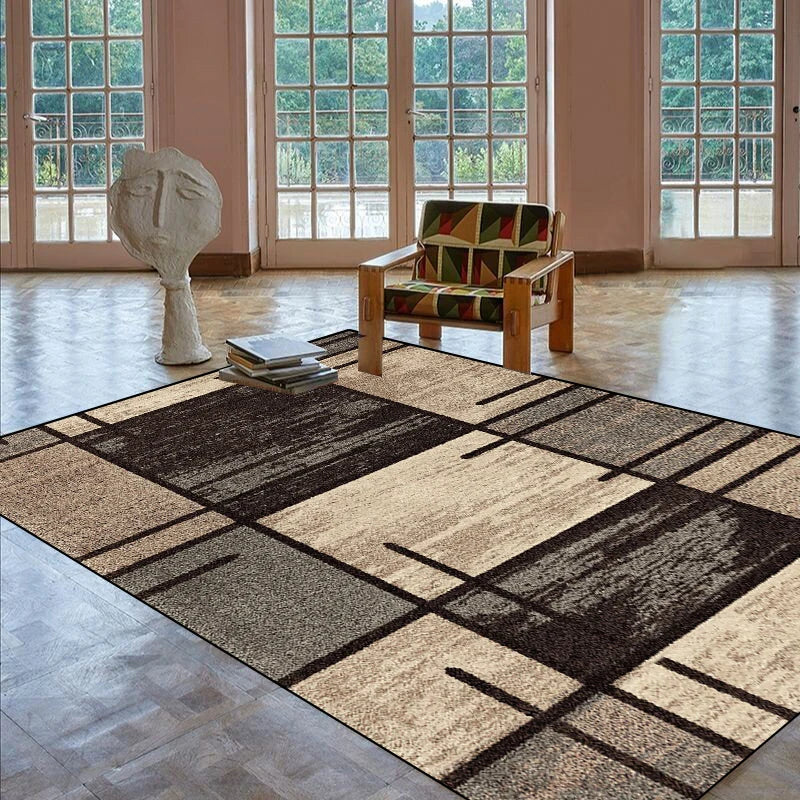 L'image montre une pièce bien éclairée avec de grandes fenêtres et un mobilier minimaliste, notamment un fauteuil en bois et une sculpture en céramique. Un tapis géométrique au sol complète la décoration de cet espace élégant et contemporain.