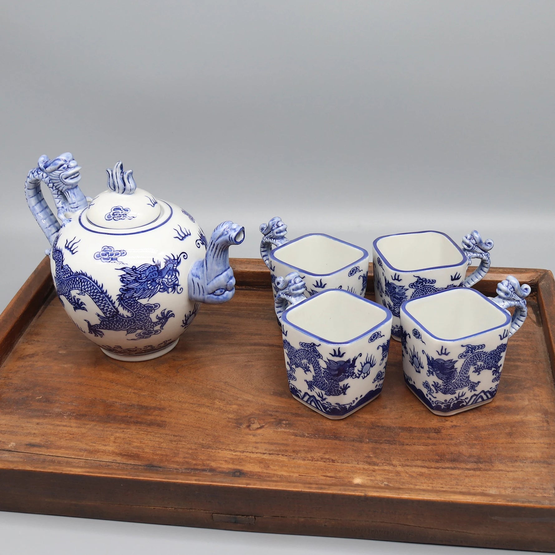 Ce service à thé en porcelaine bleu et blanc est orné de magnifiques motifs de dragons chinois, évoquant une ambiance orientale élégante et raffinée.