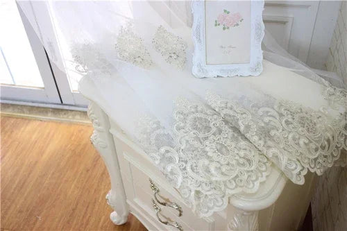 rideau beige clair broderie florale dorée classique romantique anneaux fenêtre salon maison