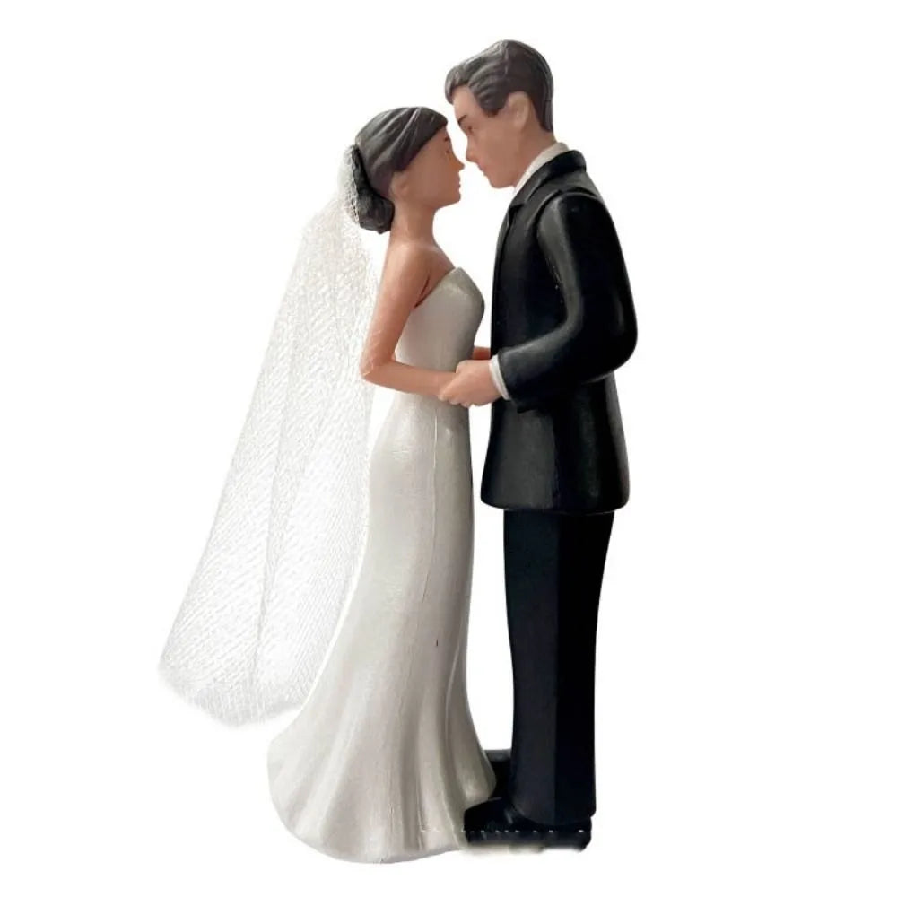 figurines mariés gâteau mariage blanc peau foncée texture lisse voile transparent classique