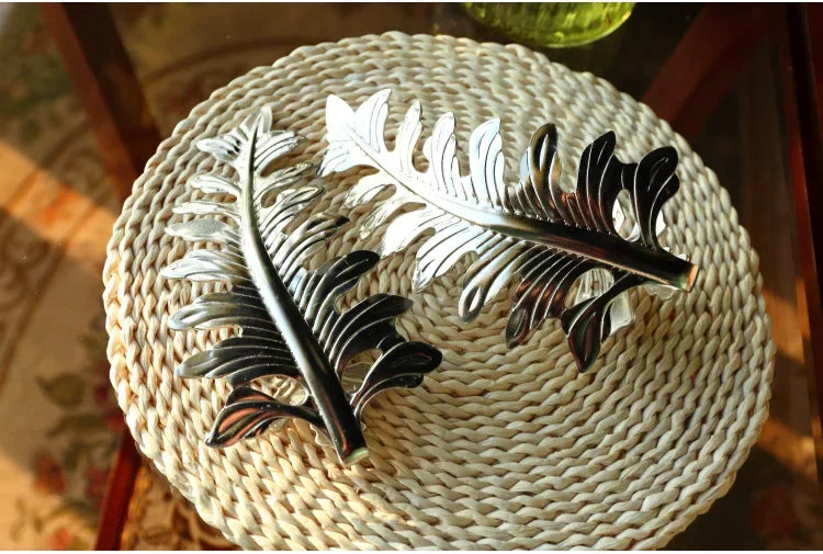 pince rideau feuille stylisée moderne métal fer couleur dorée fixations decorationintérieur anneaux boucles