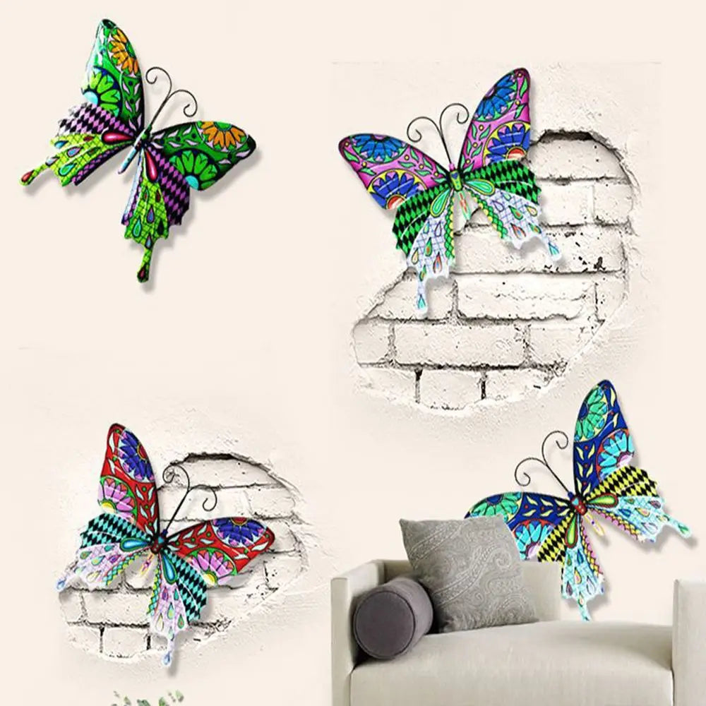 Papillon mural métallique peint à la main en couleurs vives vu de près