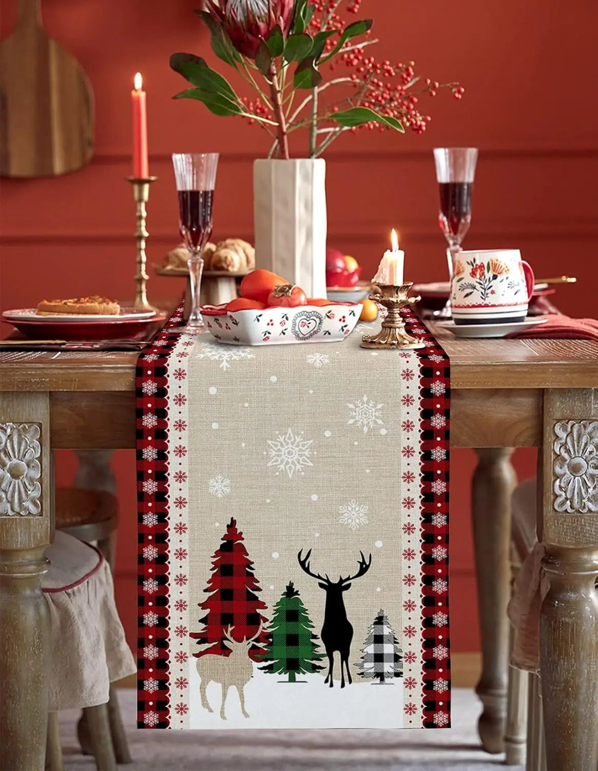 Le chemin de table en lin brodé de motifs hivernaux, avec des cerfs et des sapins, crée une ambiance chaleureuse et festive pour une table de Noël.