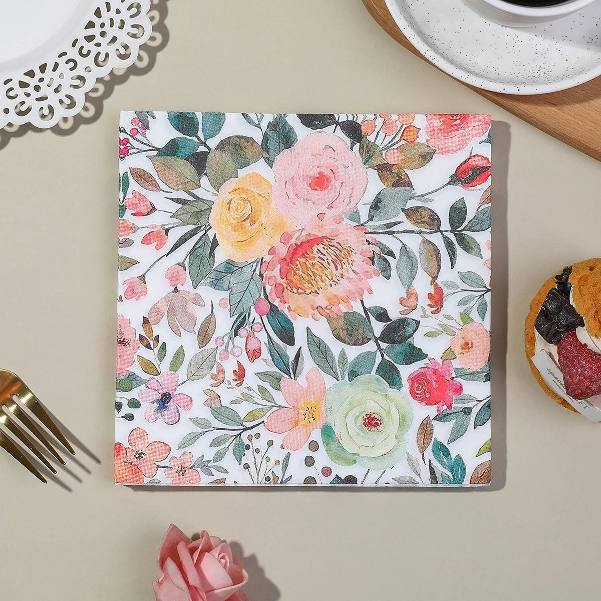serviettes papier motif floral couleurs vives blanc bleu rouge jaune vert rose classique romantique