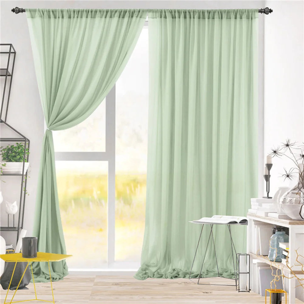 Rideaux en tissu vert menthe dans un salon lumineux avec une table et des étagères.