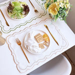 sets table élégants serviettes lavables couleurs variées bordure ornée tissu texturé champêtre chic assiettes