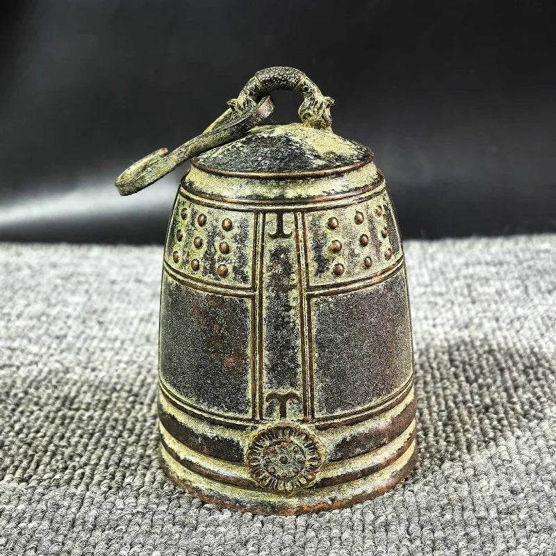 cloche vintage dorée cloisonné ancienne rustique décoration artisanale collectionnée ornementale lignes horizontales verticalisée
