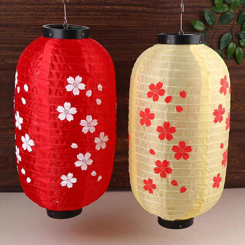 lanternes japonaises traditionnelles rouge jaune fleurs cerisier blancs crochets métalliques événement décoration maison pub