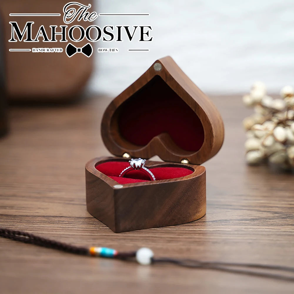 boîte bijoux bois foncé intérieur rouge forme cœur classique artisanal emballage mariage demande mariage