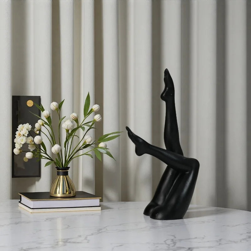 sculpture résine jambe levée noir doré plante pot vases huile essentielle diffuseur livres tableaux