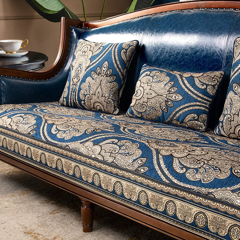 Un fauteuil élégant avec un revêtement bleu paon orné de motifs floraux et géométriques dorés, créant une atmosphère luxueuse et raffinée dans l'espace.