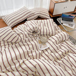 Parure de lit rayures nordique gris clair sur un lit queen size