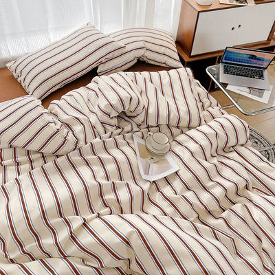 Parure de lit rayures nordique gris clair sur un lit queen size