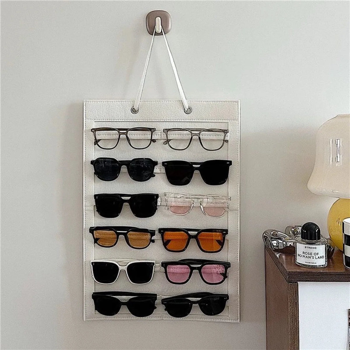 rangement mural porte accessoires blanc texture cuir moderne clips magnétiques rubans pinces lunettes soleil
