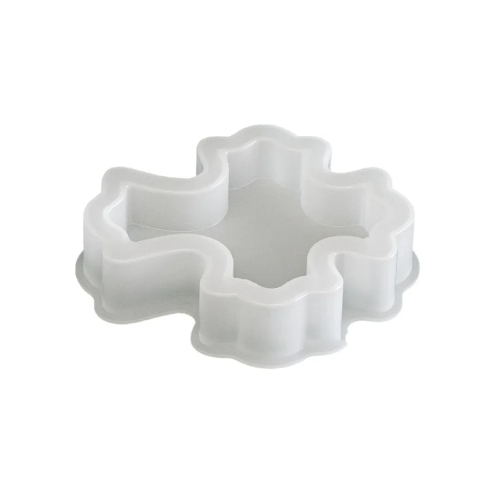 moule gâteau forme trèfle motif floral couvercle ondulé blanc rose pâle gris clair décoration