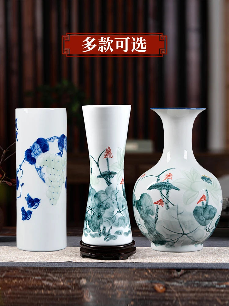 Une collection de magnifiques vases en porcelaine décorés de motifs floraux et de champignons, créant une atmosphère apaisante et élégante.