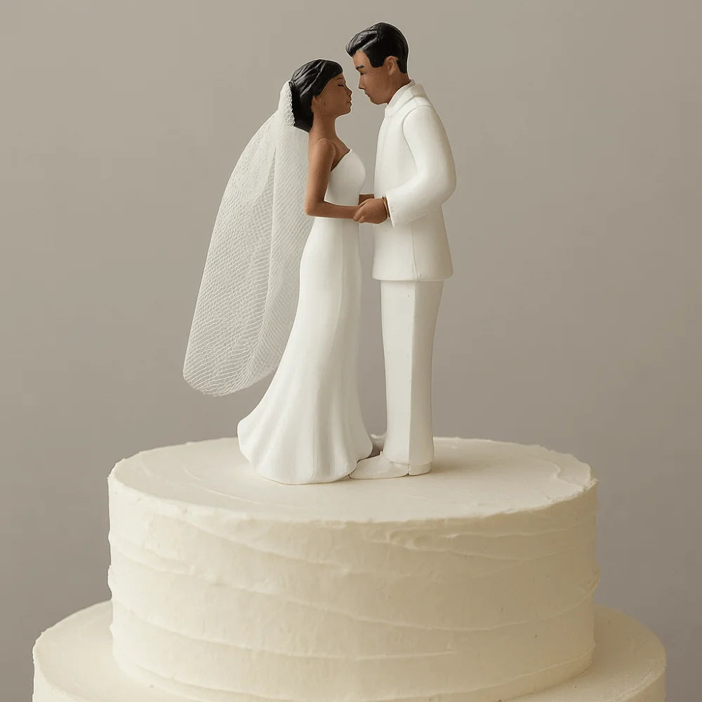 figurines mariés gâteau mariage blanc peau foncée texture lisse voile transparent classique