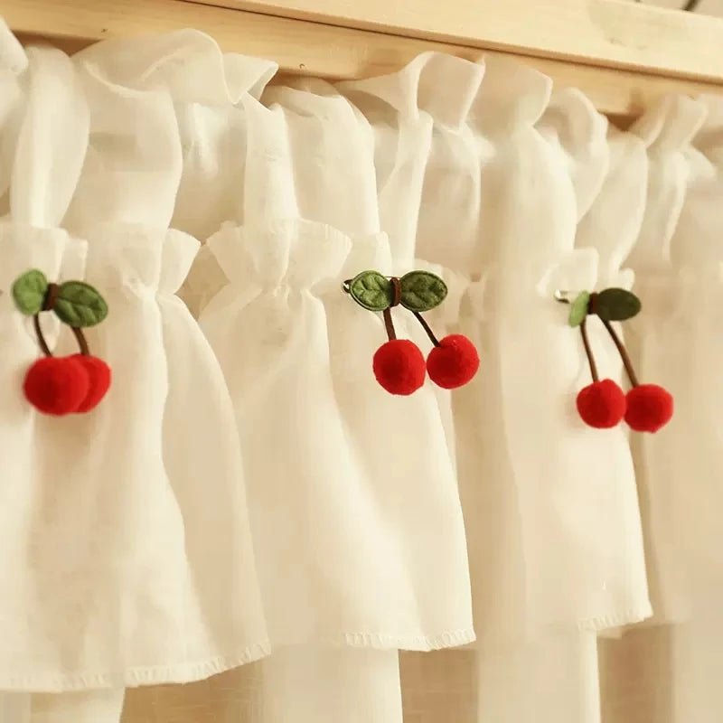 Détail du motif cerise décoratif sur rideau en lin