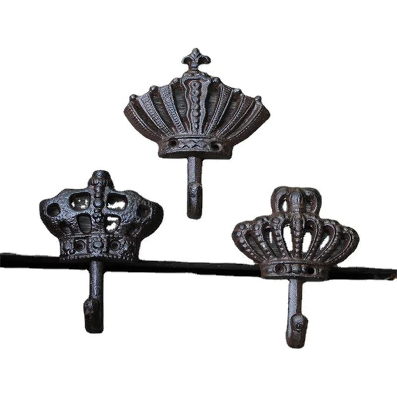 Patère murale design prune pour décoration intérieure