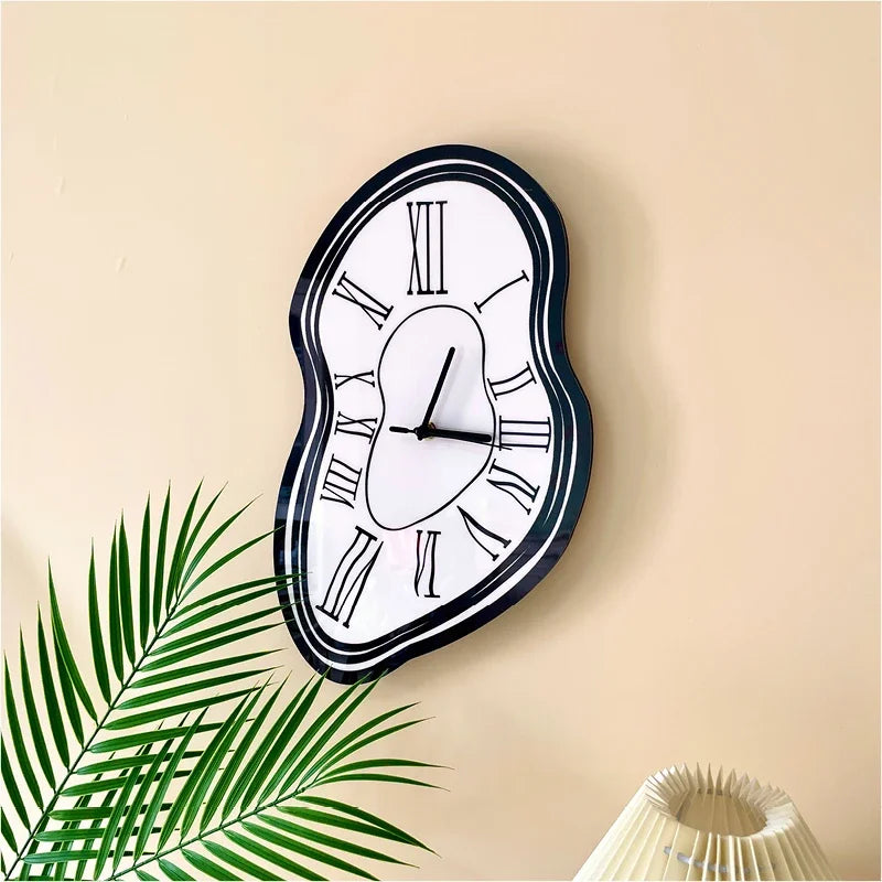 horloge murale moderne ovale incurvée numéros romains noir fond blanc quartz salon