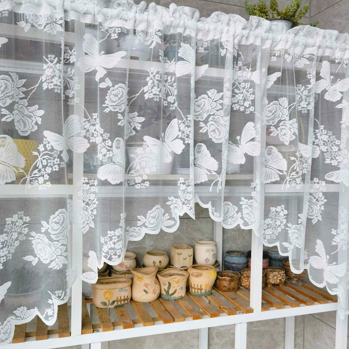 rideau blanc papillons fleurs transparent brodé maison hospitalité commerce