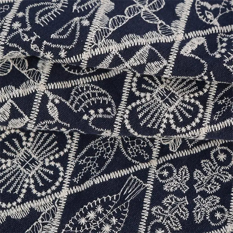 tissu brodé traditionnel géométrique floral résistant coton bleu foncé marron blanc totalément opaque artisanal