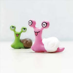figurines limaces stylisées cartoon vert rose enfantines expressions faciales lisses collection jouets