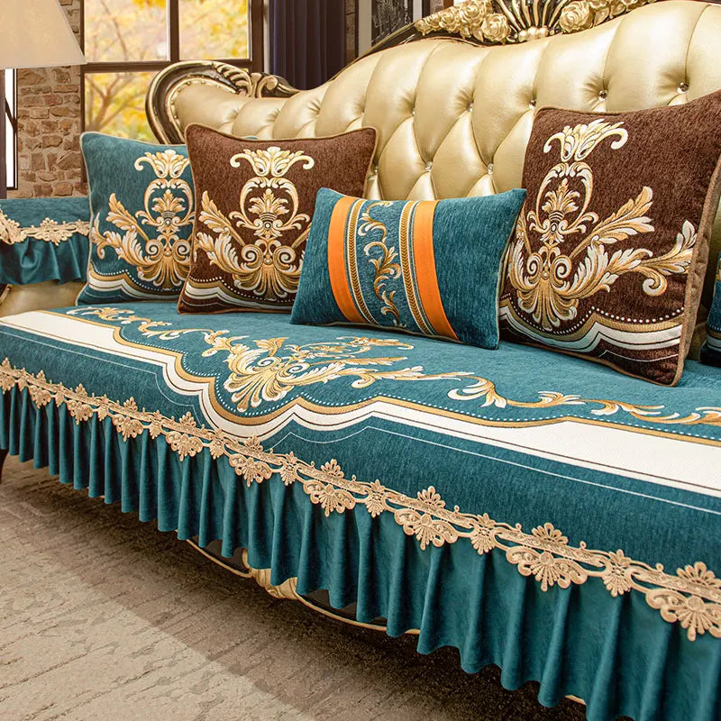 Un ensemble de meubles de salon dans des tons de vert émeraude et de doré, avec des motifs ornementaux complexes qui confèrent une atmosphère chaleureuse et élégante à la pièce.