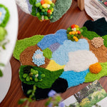 Tapis orné de fleurs et de motifs colorés, créant une scène verdoyante et chaleureuse sur un sol en bois.