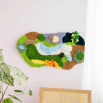 Paysage naturel coloré et texturé en relief, avec des éléments végétaux variés et des roches, créant une scène paysagère idyllique et apaisante.