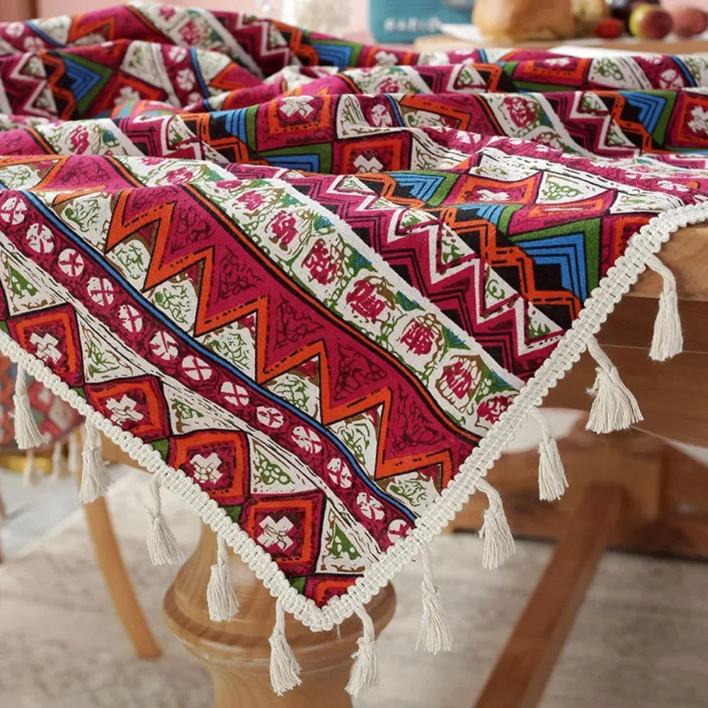 nappe table boho chic motifs géométriques bleu rouge verte tasseaux blancs imperméable machine