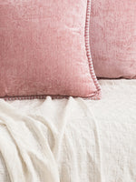 oreiller carré velours bleu marine rose pâle contemporain bord pompons décoratif lit chambre voiture