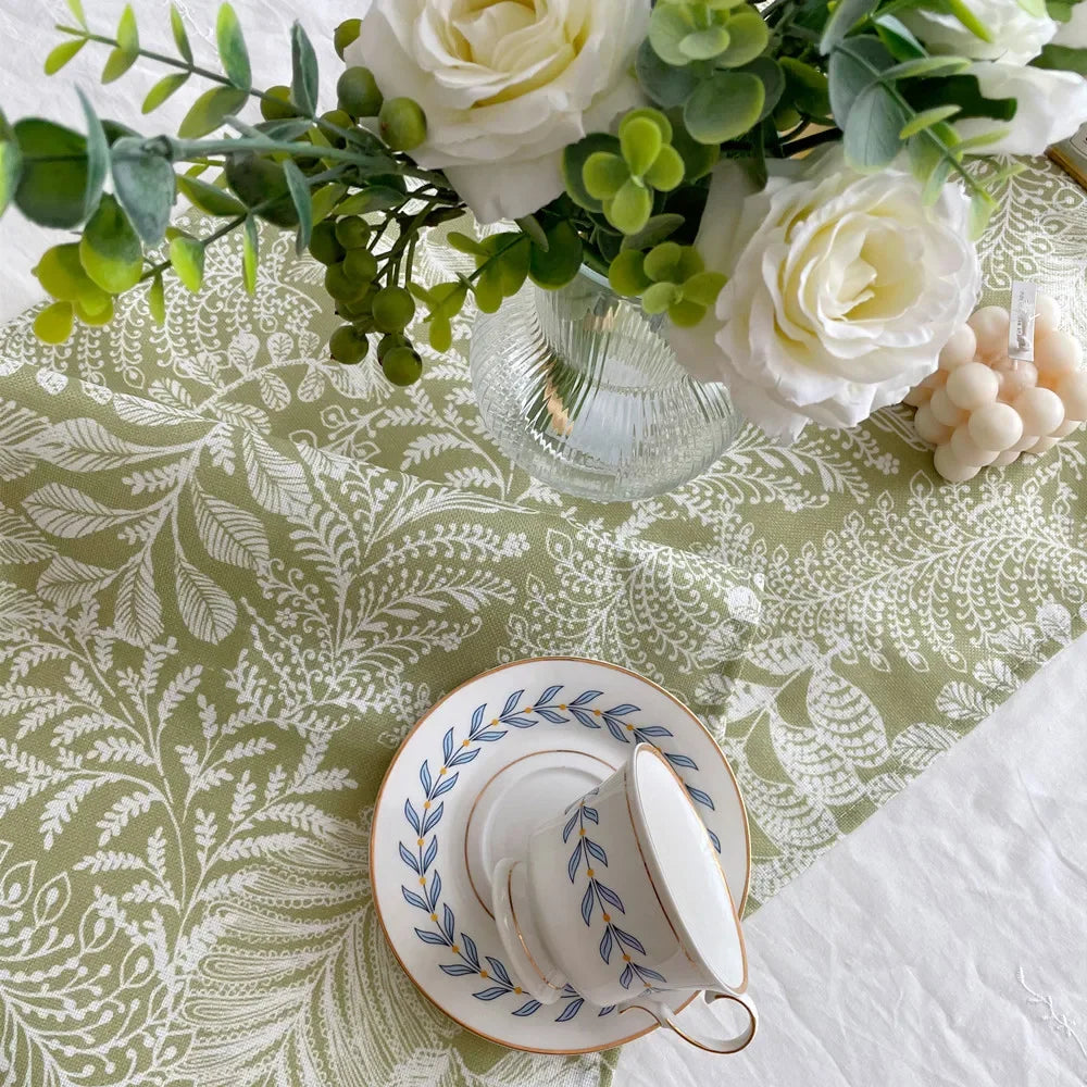 nappe verte feuilles gaufrée bordure dentelée motif floral décoration intérieure champêtre vintage table basse