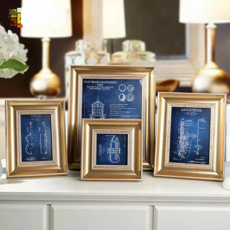 Cadre photo en bois brun avec photo de famille dans un intérieur moderne