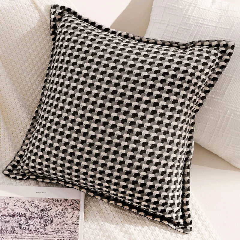 housse coussin décoration moderne motif géométrique brodé noir blanc pompons maison luxe