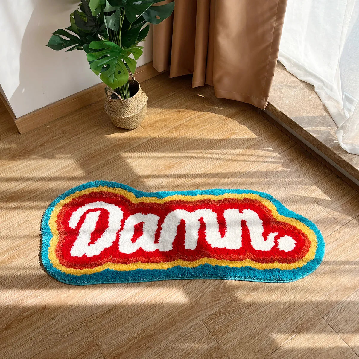tapis lettre damn relief bordure colorée vintage pop art rouge blanc bleu jaune