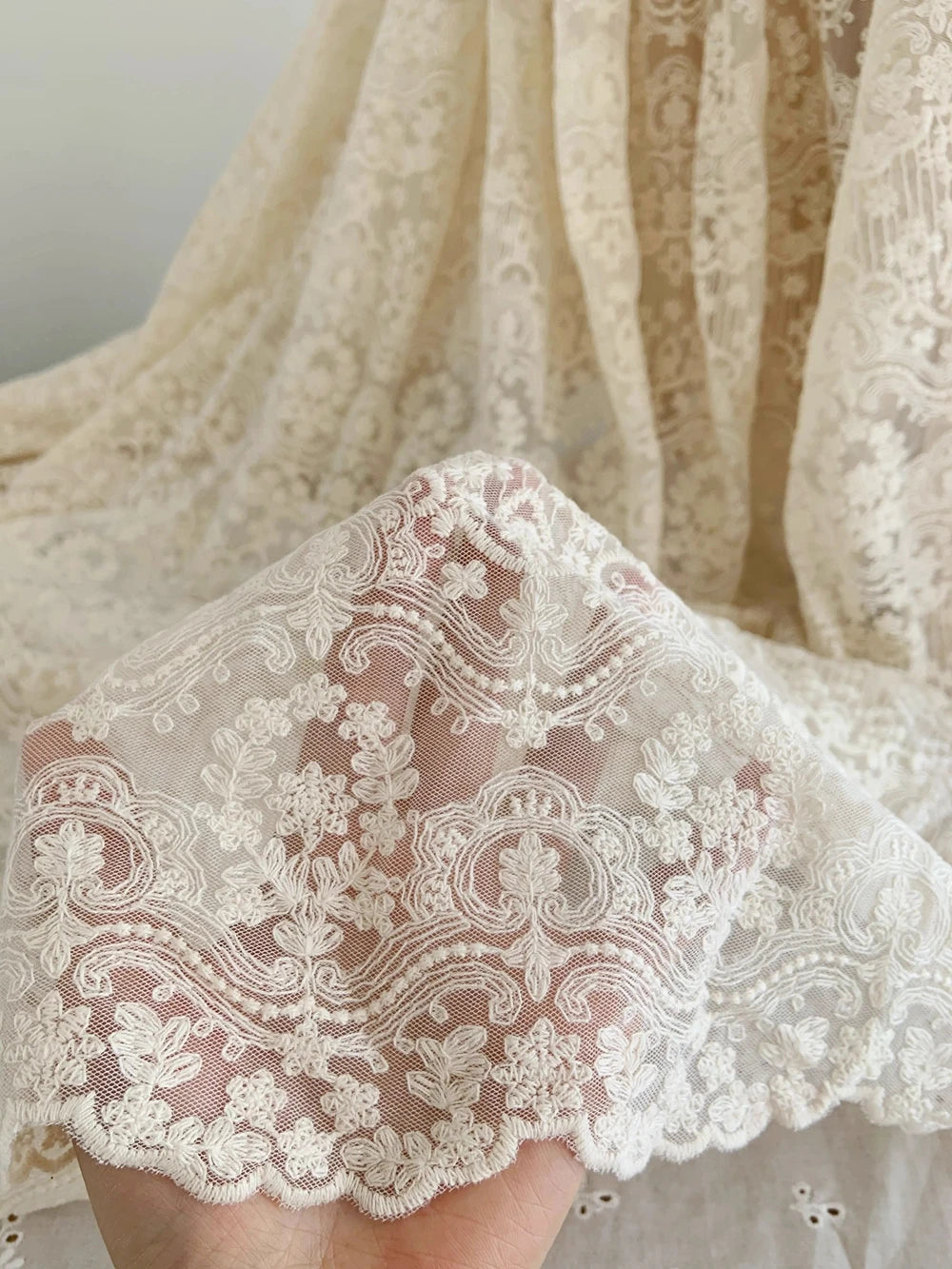 tissu dentelle blanche crème floral ajouré translucide classique élégant polyester coton largeur 150cm écologique