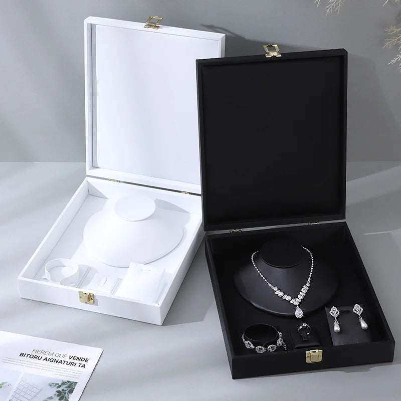 boîte présentation bijoux velours noir blanc gris classique collier boucles d'oreilles bracelet pendentif exposant