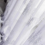 Voilage blanc de princesse en polyester avec broderies élégantes et perles délicates.