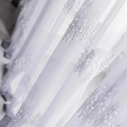 Voilage blanc de princesse en polyester avec broderies élégantes et perles délicates.