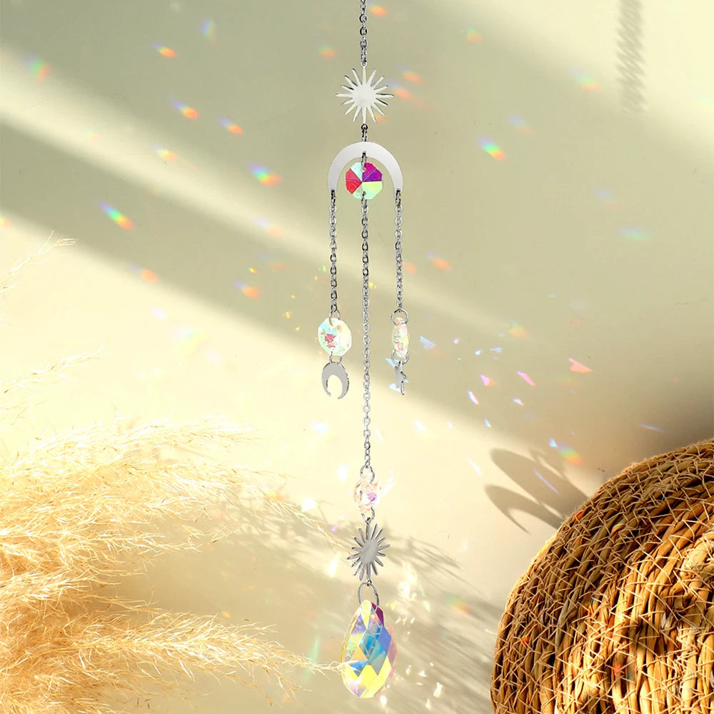 décoration extérieure boho mobile transparent argenté lune étoiles motifs floraux opalescent chaines jardin suncatcher
