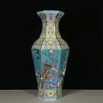 vase hexagonal ornements floraux oiseaux motifs géométriques rouge jaune bleu art traditionnel