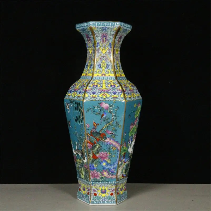 vase hexagonal ornements floraux oiseaux motifs géométriques rouge jaune bleu art traditionnel