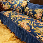 Un canapé aux motifs floraux bleus et dorés, donnant un aspect luxueux et élégant à cet ameublement.